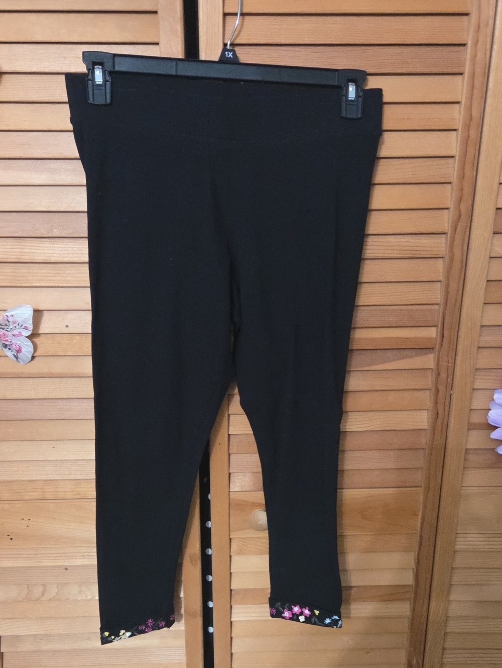 Torrid Super Cute Black Cropped Legging with Floral Hem